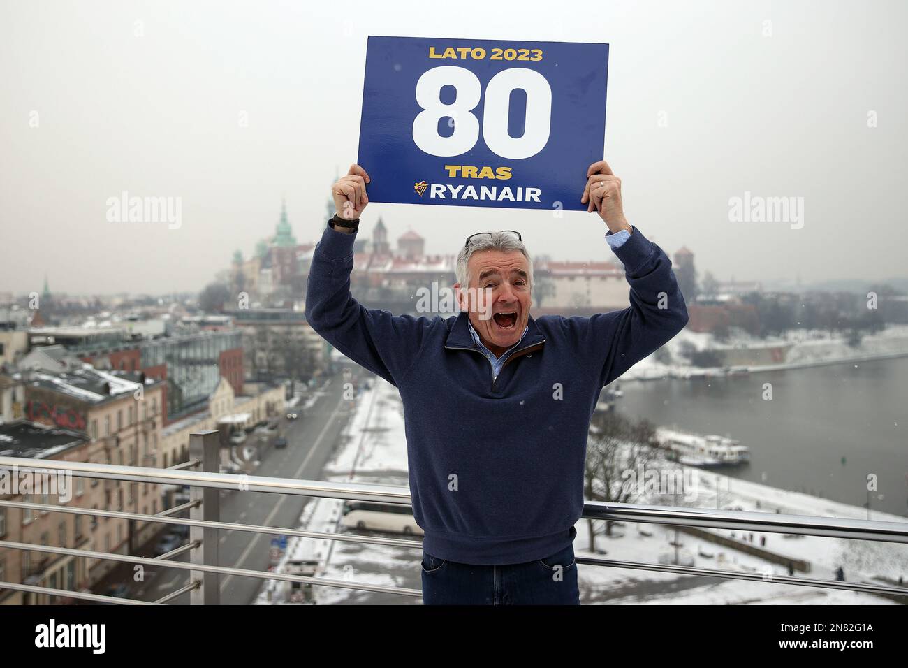 Cracovia, Polonia. 07th Feb, 2023. Michael o'Leary, CEO del gruppo Ryanair, ha in mano una carta per celebrare le 80 rotte di Ryanair in Polonia durante una conferenza stampa al Kossak Hotel. Credit: SOPA Images Limited/Alamy Live News Foto Stock