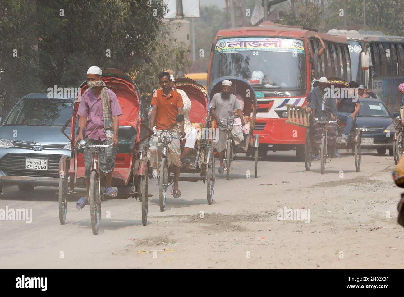 Dhaka, Bangladesh - 11 febbraio 2023: C'è tanta polvere sulla strada di Mugda a Dhaka, Bangladesh. La città di Dhaka è stata al vertice dell'inquinamento atmosferico n Foto Stock