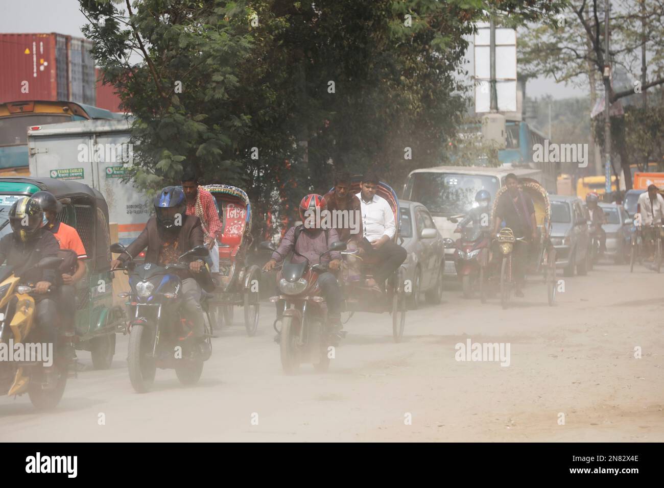 Dhaka, Bangladesh - 11 febbraio 2023: C'è tanta polvere sulla strada di Mugda a Dhaka, Bangladesh. La città di Dhaka è stata al vertice dell'inquinamento atmosferico n Foto Stock