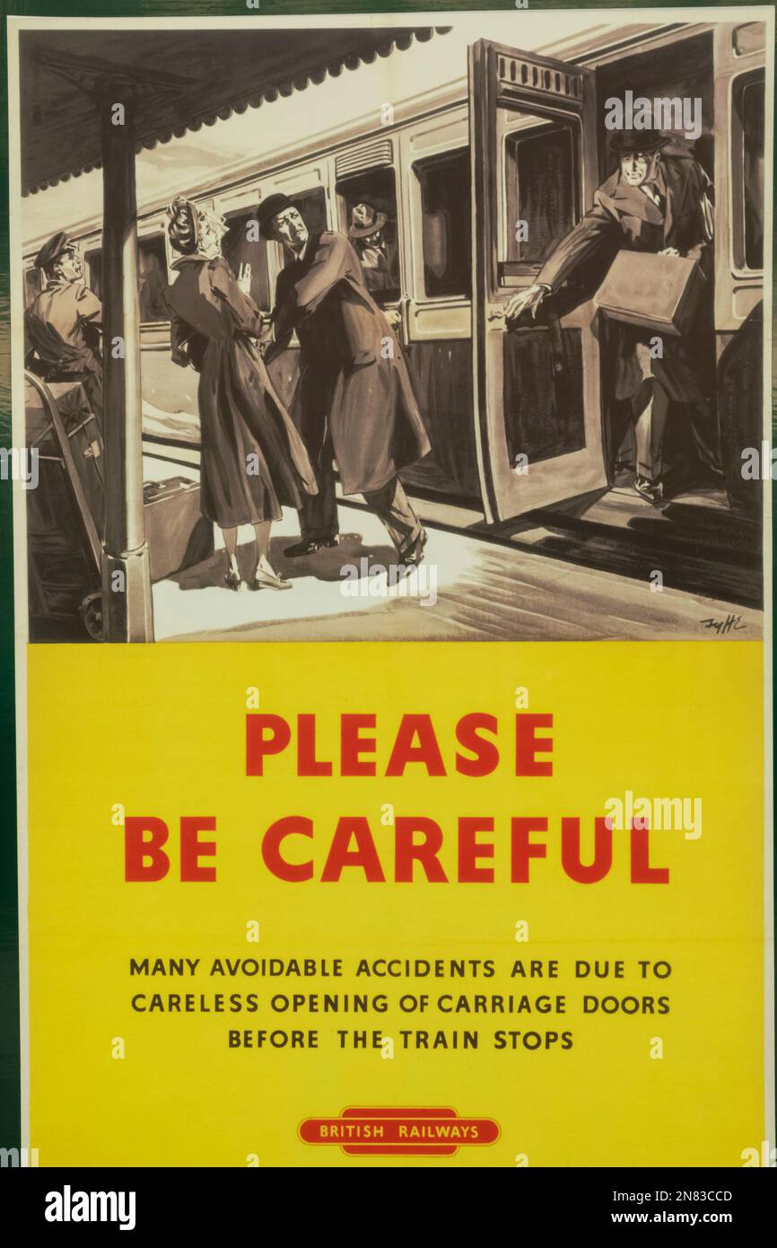 Inghilterra, Dorset, Isola di Purbeck, Swanage, Stazione ferroviaria di Swanage, Poster Vintage Railway Travel che promuove l'attenzione quando si aprono le porte del carrello Foto Stock