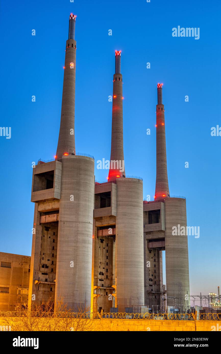 La centrale termica in disuso a Sand Adria vicino a Barcellona al tramonto Foto Stock