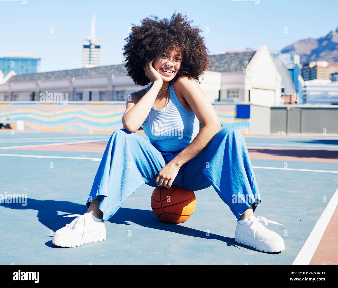 Campo da basket, moda e ritratto di donna nera con sorriso in stile urbano  e alla moda e abiti audaci in città. Sport, parco fitness e ragazza Foto  stock - Alamy