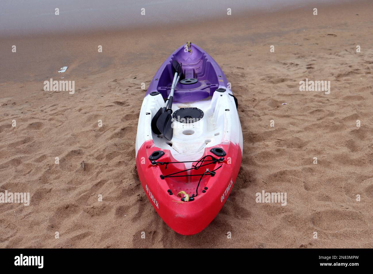 Kayak barca su una spiaggia di mare, sport acquatici vicino spiaggia di mare Foto Stock