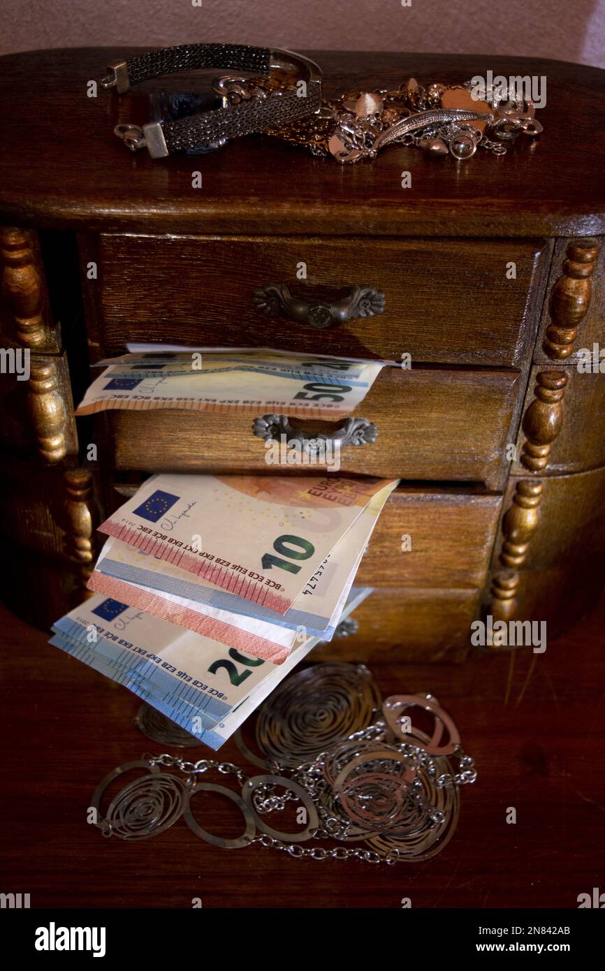 cash concept con cassettiera piena di banconote Foto Stock