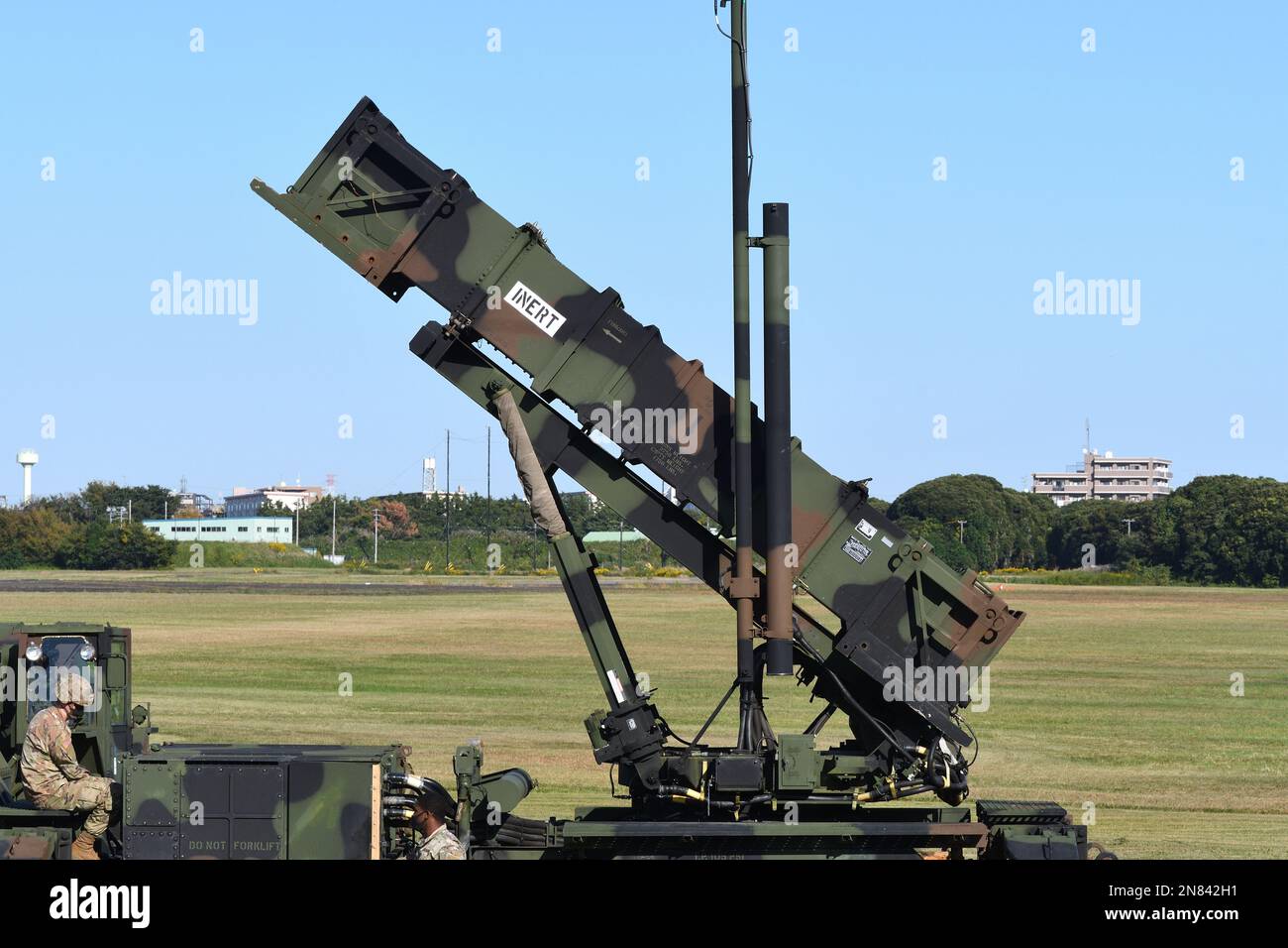 Prefettura di Kanagawa, Giappone - 25 ottobre 2020: Lanciatore mobile di missili superficie-aria dell'esercito degli Stati Uniti Raytheon MIM-104 Patriot. Foto Stock