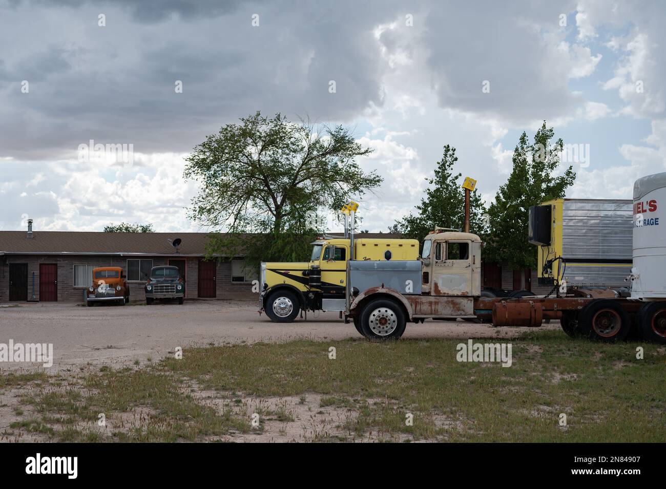 I vecchi camion Kenworth e Peterbilt abbandonati nel terreno di rifiuti a Kingman, Stati Uniti Foto Stock