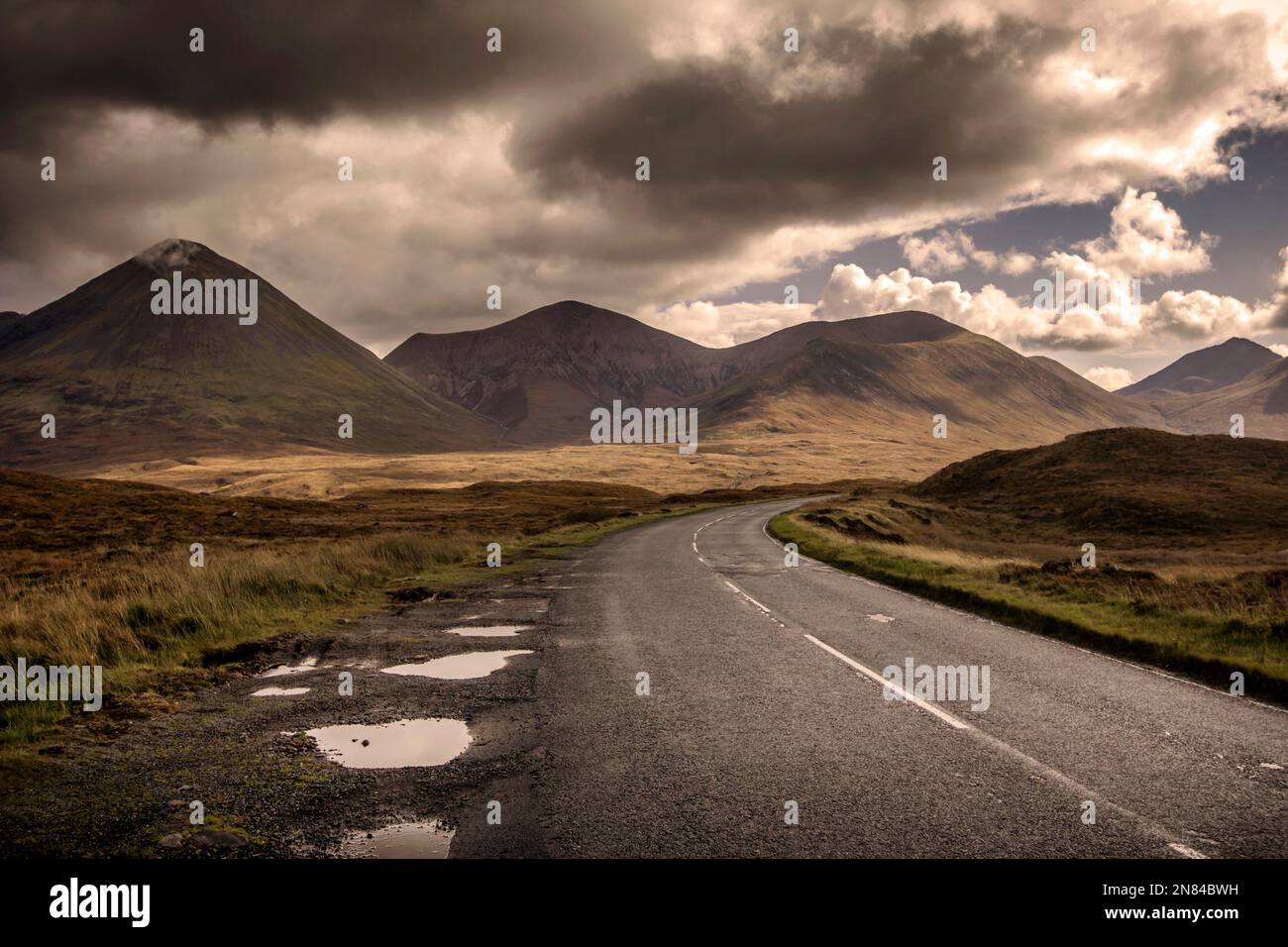 Strada rurale attraverso le Highlands scozzesi dopo forti precipitazioni Foto Stock