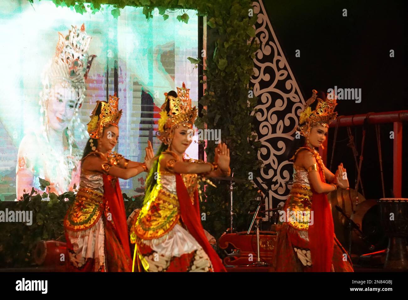 Indonesiano eseguire la danza kenyo. La danza Kenyo è una danza tradizionale indonesiana Foto Stock