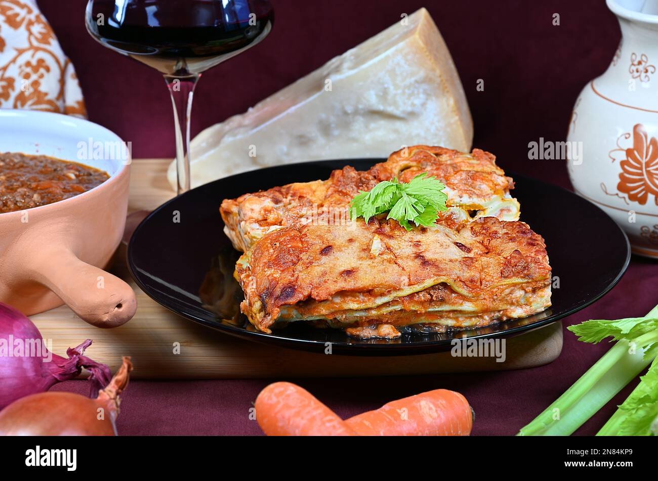 Il Lasagne alla Bolognese è un piatto di pasta al forno di cucina tradizionale emiliano-romagnola. Molto energico e calorico. Foto Stock