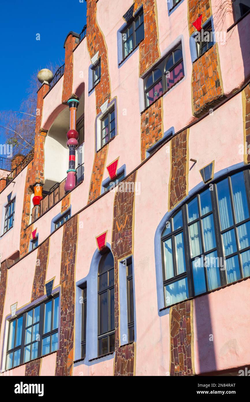 Finestre dell'edificio verde della cittadella di Magdeburgo, Germania Foto Stock