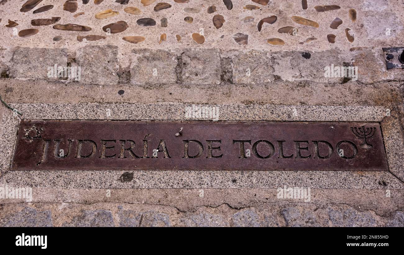 Scritto (quartiere ebraico di toledo) su una lastra metallica sulla strada nel quartiere ebraico di Toledo Foto Stock