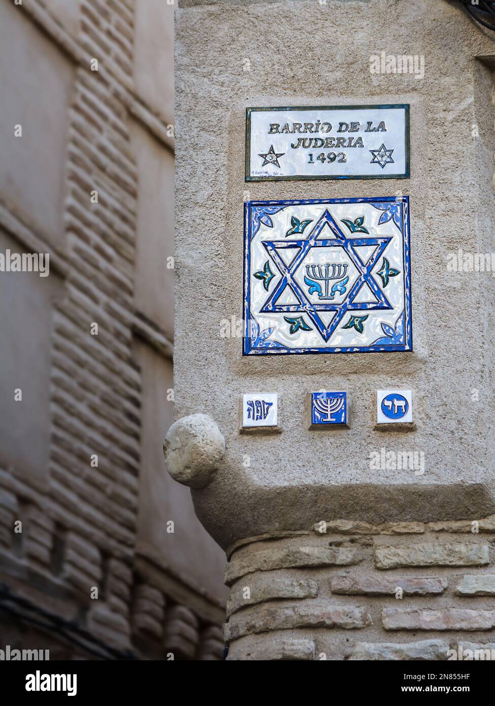Simboli di piastrelle di ceramica nelle strade del quartiere ebraico di Toledo Foto Stock