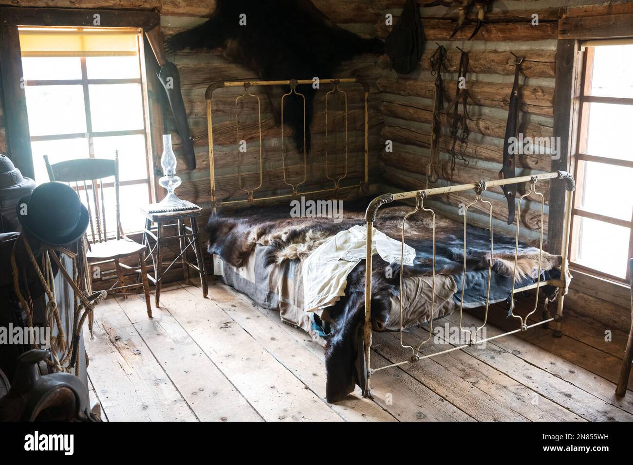 Cody, Wyoming, USA - 25 giugno 2022: Old Trail Town è un'attrazione turistica con autentici edifici di frontiera della fine del 1800. Camera da letto in legno con BE Foto Stock