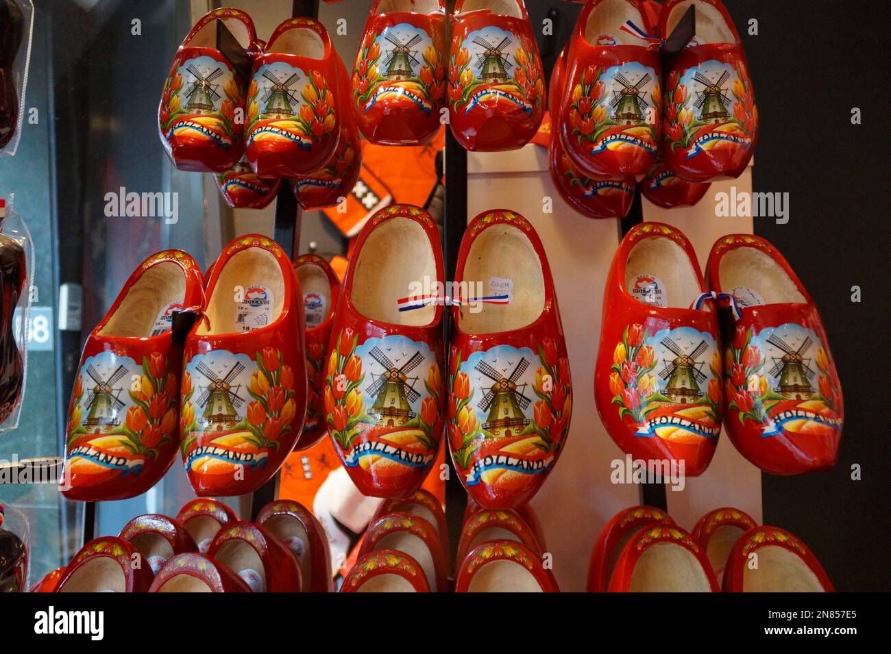 Zoccoli in legno tradizionali olandesi con quadri tradizionali e tipici ad Amsterdam, Paesi Bassi Foto Stock