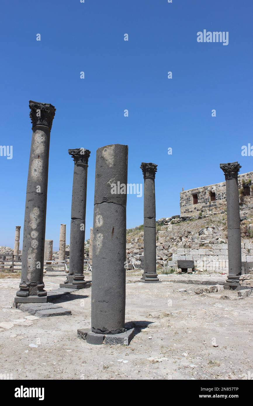 Colonne sulla terrazza della Chiesa alle rovine di Gadara a Umm Qais, Giordania Foto Stock