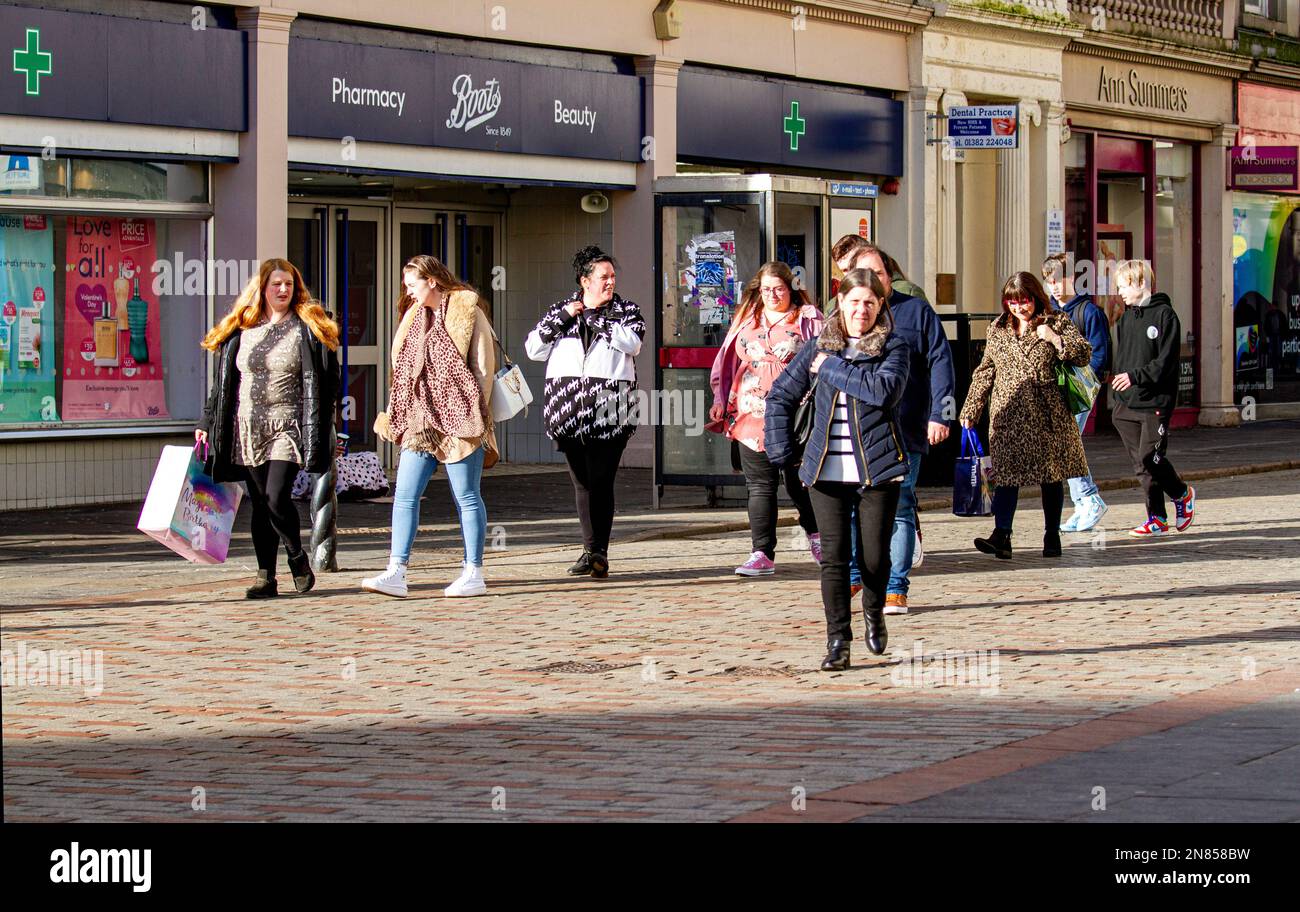 Dundee, Tayside, Scozia, Regno Unito. 11th Feb, 2023. UK Weather: Il nord-est della Scozia sta avendo una giornata primaverile, con temperature intorno ai 12°C. Nonostante l'aumento dell'inflazione scozzese e la chiusura di un certo numero di negozi, le Signore alla moda sono fuori e in circa nel centro di Dundee che si dedicano alla loro vita quotidiana mentre fanno shopping e si godono il caldo clima di febbraio. Credit: Dundee Photographics/Alamy Live News Foto Stock