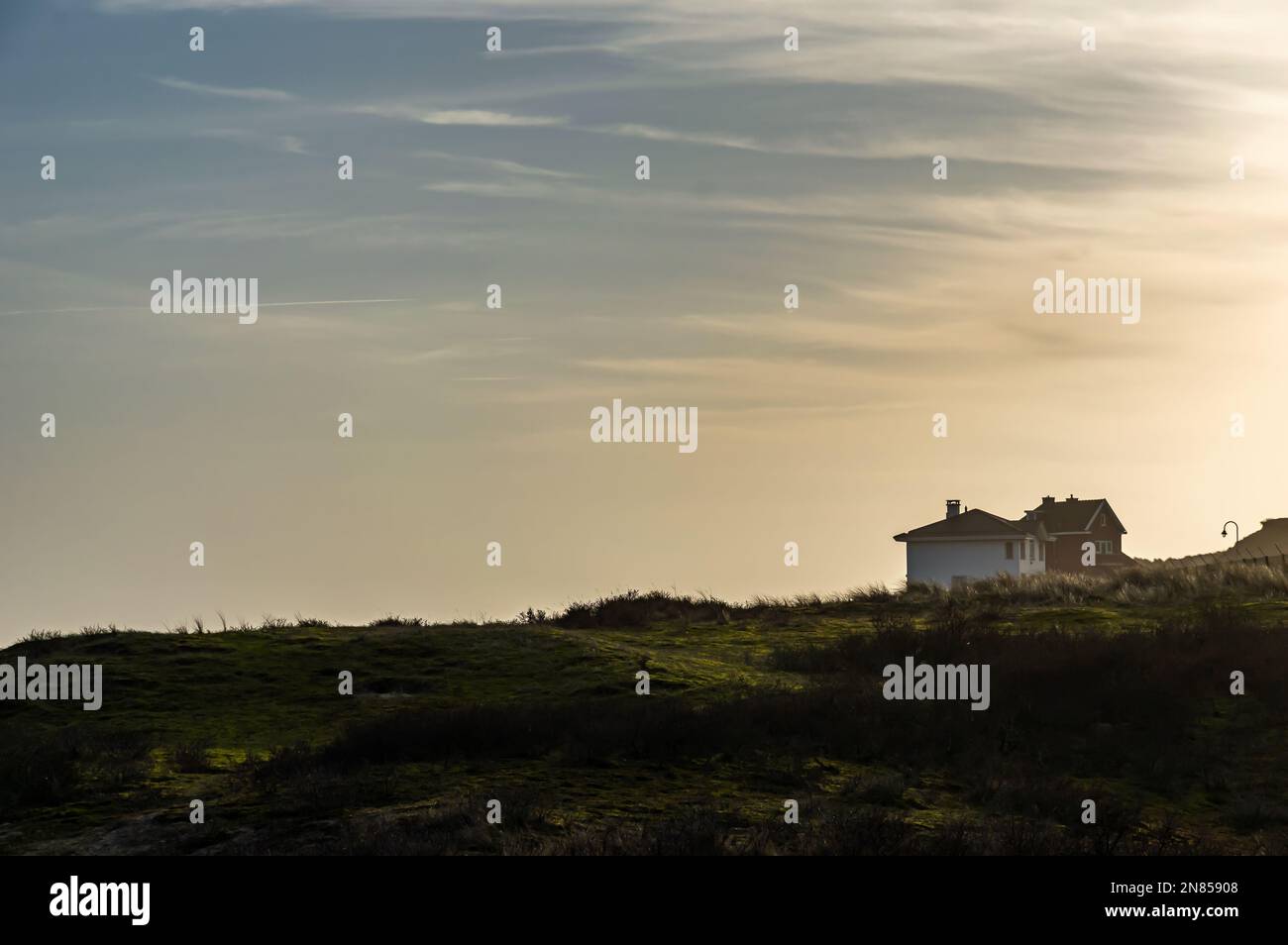 Zandvoort, Paesi Bassi, 5 febbraio 2023: Due case su una duna al sole della sera Foto Stock