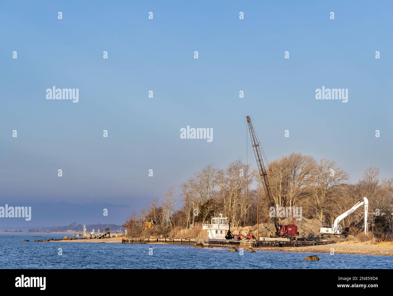 Costello Marine lavora su una linea costiera di Shelter Island Foto Stock