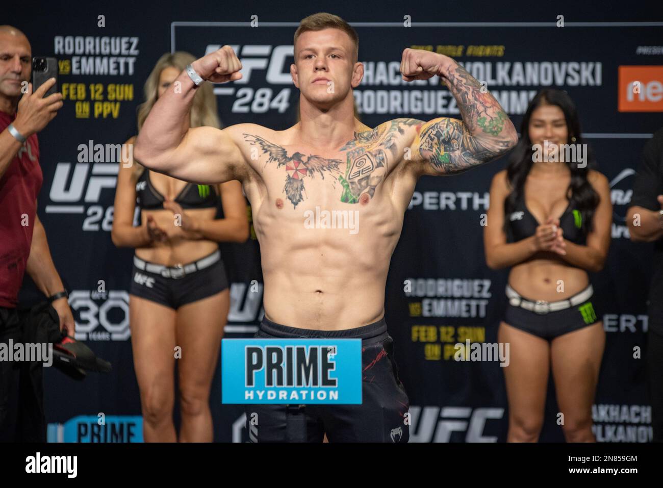 PERTH, AUSTRALIA - FEBBRAIO 11: Jimmy Crute pesa a 204,5 lbs alla UFC 284 pesano in anticipo sulla sua lotta alla UFC 284: Makhachev v Volkanovski alla Rac Arena il 12th Febbraio 2023 a Perth, Australia Occidentale, Australia. (Foto di Matt Davies/PxImages) Credit: PX Images/Alamy Live News Foto Stock