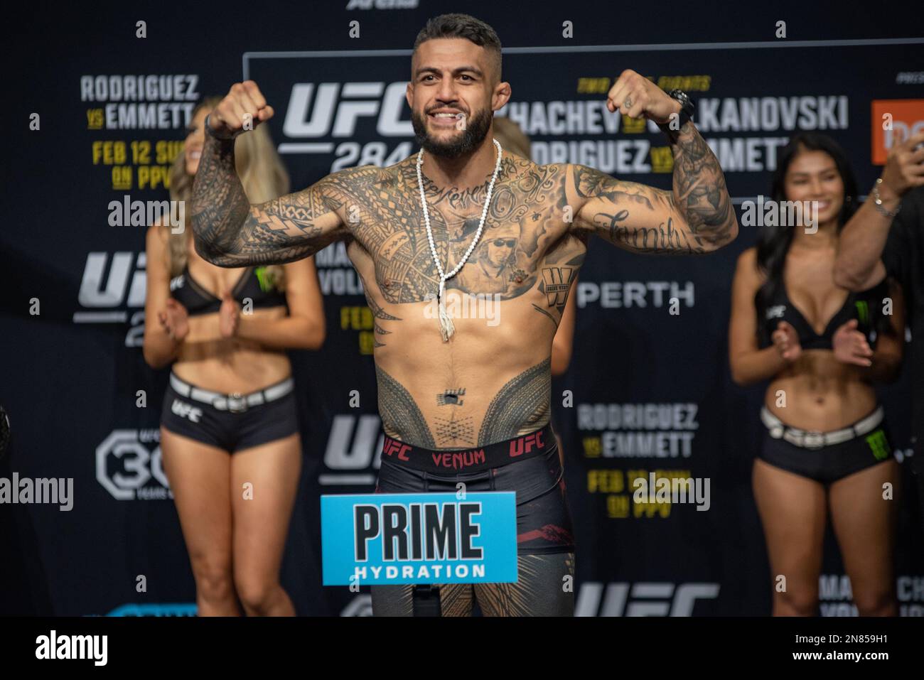 PERTH, AUSTRALIA - FEBBRAIO 11: Tyson Pedro pesa a 206 lbs alla UFC 284 pesano in anticipo sulla sua lotta alla UFC 284: Makhachev v Volkanovski alla Rac Arena il 12th Febbraio 2023 a Perth, Australia Occidentale, Australia. (Foto di Matt Davies/PxImages) Credit: PX Images/Alamy Live News Foto Stock