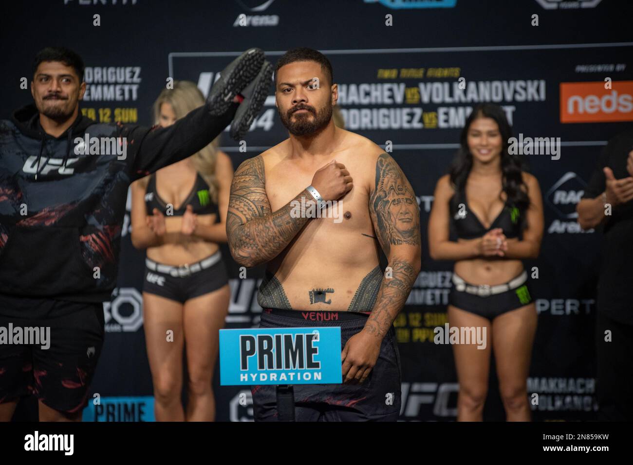 PERTH, AUSTRALIA - FEBBRAIO 11: JustinTafa pesa a 266 lbs alla UFC 284 pesano in anticipo sulla sua lotta alla UFC 284: Makhachev v Volkanovski alla Rac Arena il 12th Febbraio 2023 a Perth, Australia Occidentale, Australia. (Foto di Matt Davies/PxImages) Credit: PX Images/Alamy Live News Foto Stock