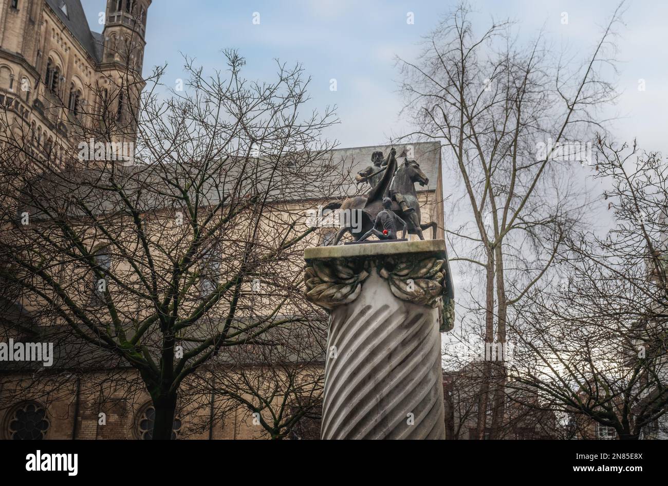 Statua di San Martin e Beggar di fronte a Great St Martin Church - Colonia, Germania Foto Stock