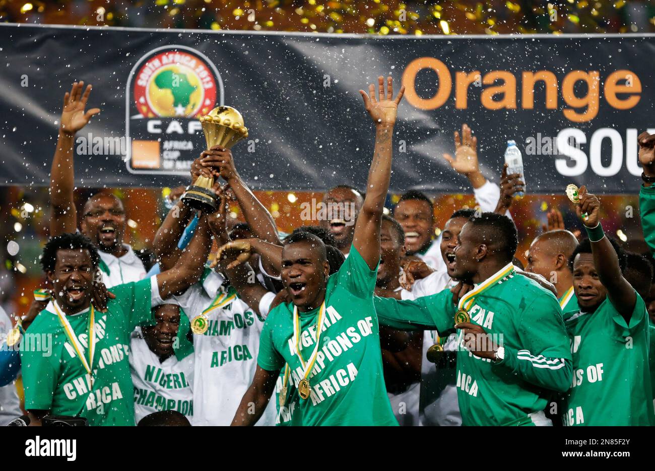 Nigeria's national soccer team players hoist the African Cup of Nations trophy after defeating Burkina Faso 1-0 in the tournament final, at Soccer City Stadium in Johannesburg, South Africa, Sunday, Feb. 10, 2013. (AP Photo/Rebecca Blackwell) Foto Stock