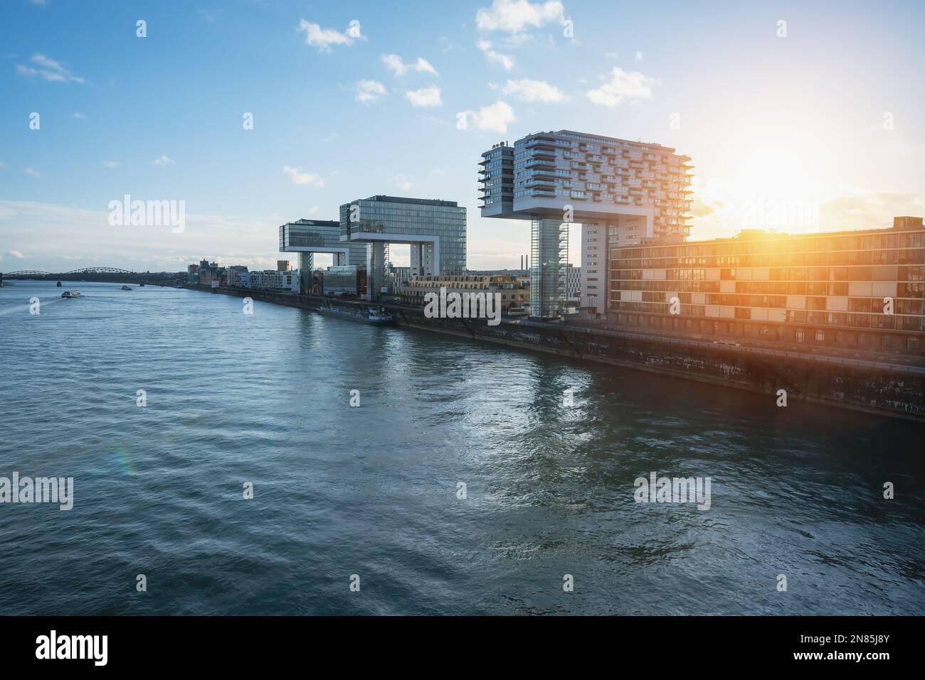 Rheinauhafen Skyline sul fiume Reno con edifici Kranhaus - Colonia, Germania Foto Stock