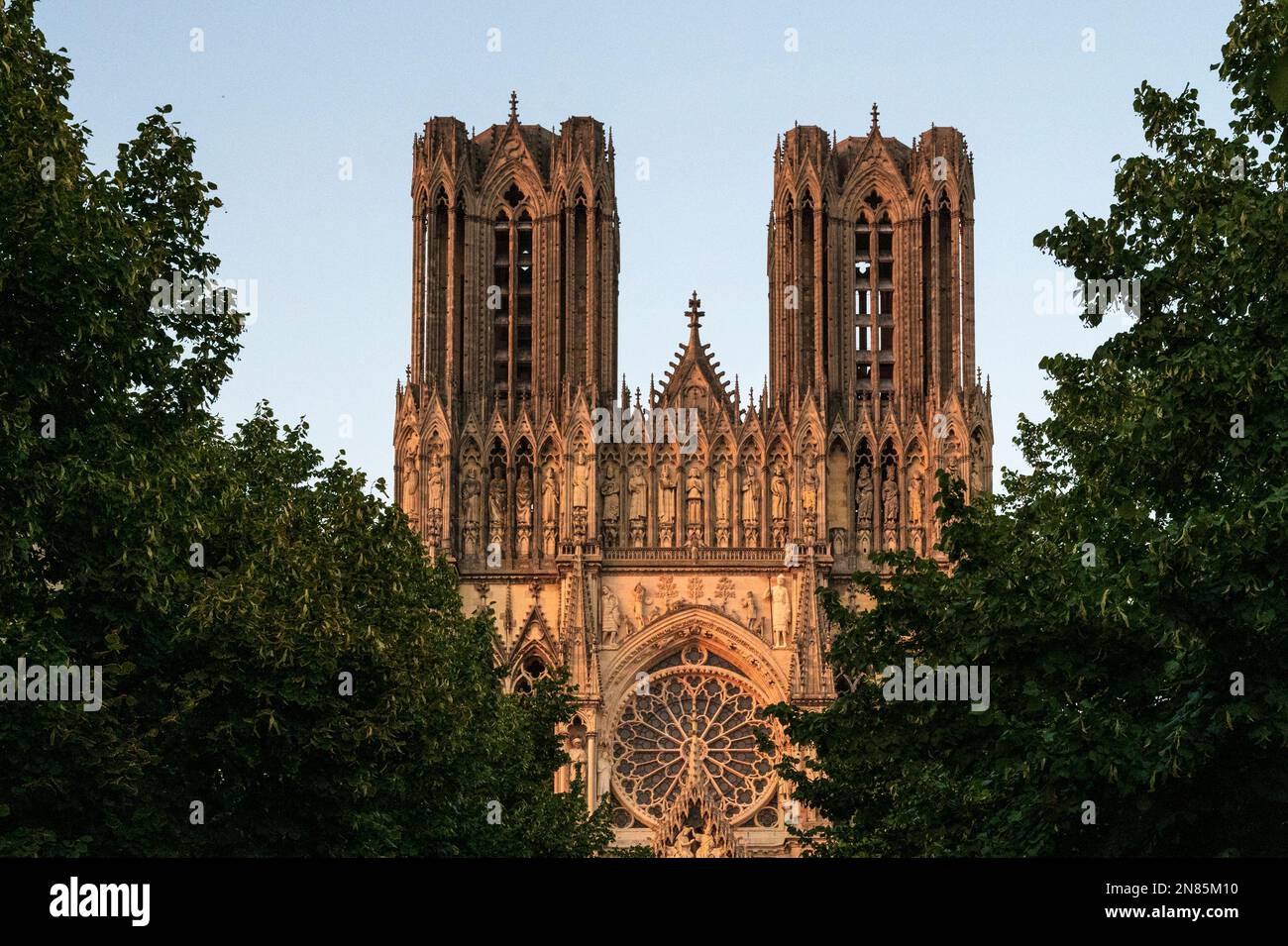 La facciata ovest di Notre-Dame de Reoms (nostra Signora di Reims) con le due torri, Francia Foto Stock