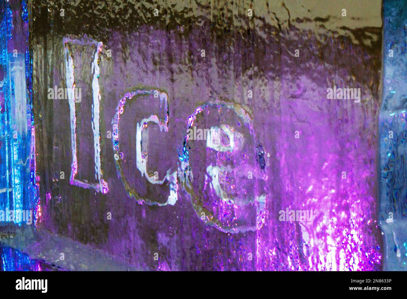 Ghiaccio scolpito in blocco in Lytham St.. Annes, Lancashire. 11 Feb 2023 Festival della scultura sul ghiaccio. Le sculture di ghiaccio di Lytham nelle vasche di mitili in cemento perduto, le sculture glaciali di ghiaccio d'arte, scolpiscono animali, personaggi e creature mistiche e disegni di enormi blocchi di ghiaccio. Foto Stock