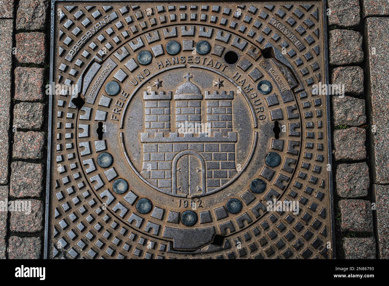 Copertura del pozzetto d'ispezione con stemma di Amburgo - Amburgo, Germania Foto Stock