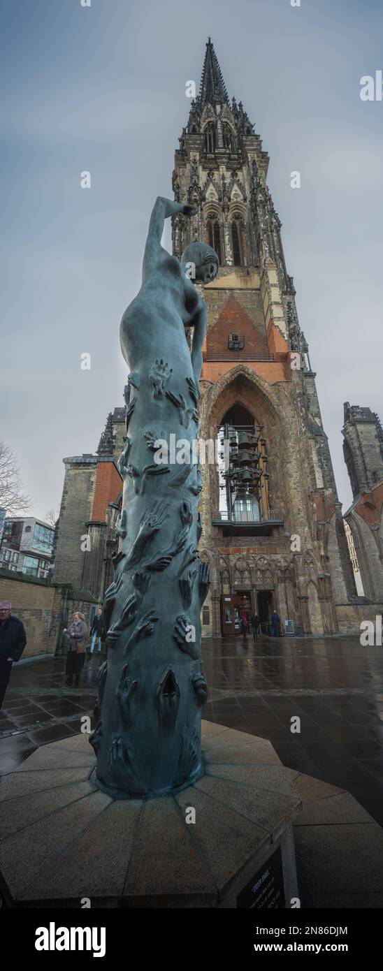 Angelo sulla Terra scultura di Edith Breckwoldt a St. Chiesa di Nicholas - Amburgo, Germania Foto Stock