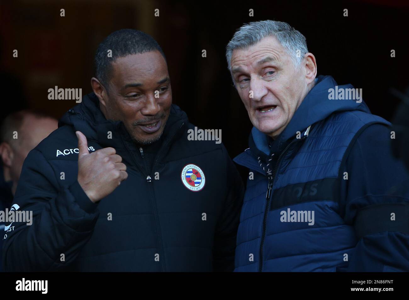 Reading Manager Paul Ince (L) e Sunderland Manager Tony Mowbray durante la partita del Campionato Sky Bet tra Sunderland e Reading allo Stadio di luce di Sunderland sabato 11th febbraio 2023. (Foto: Michael driver | NOTIZIE MI) Credit: NOTIZIE MI & Sport /Alamy Live News Foto Stock