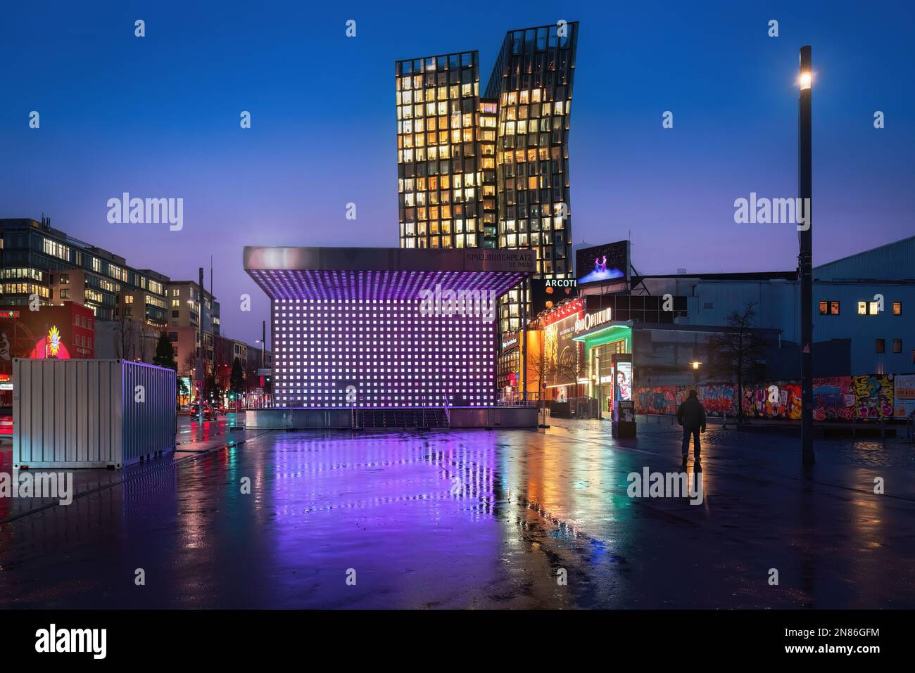 Piazza Spielbudenplatz a Reeperbahn di notte - St. Distretto di Pauli - Amburgo, Germania Foto Stock