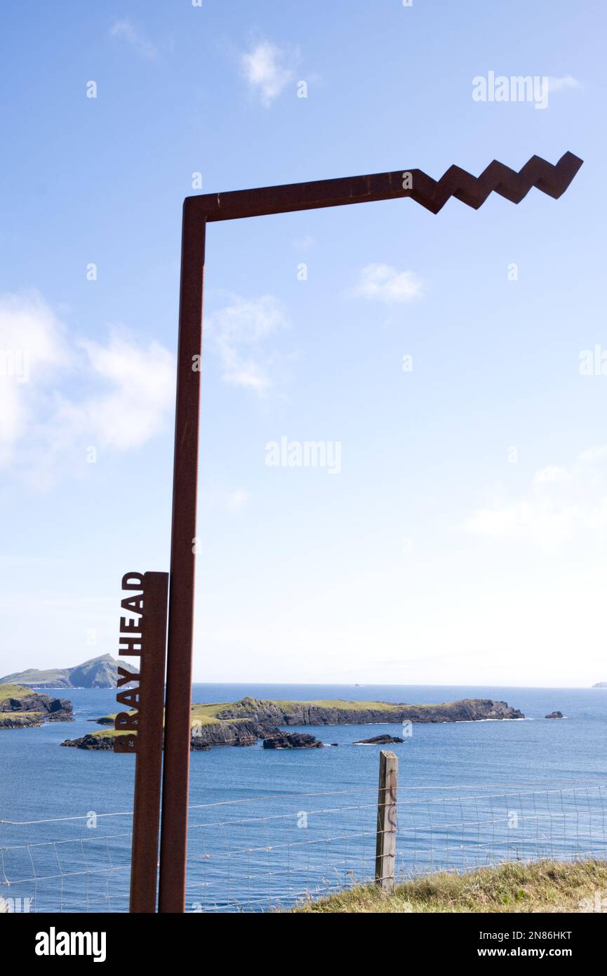 Bray Head Wave logo metallo segno per Wild atlantic Way punti di scoperta nel sud Irlanda EIRE Foto Stock