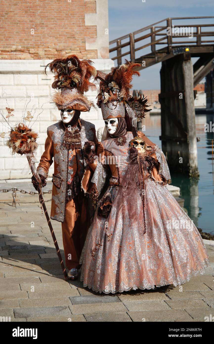 Venezia, Italia. 11th febbraio 2023. I turisti che indossano costumi e  maschere di carnevale tradizionali, insieme ai turisti, si riversano a  Venezia per il Carnevale di Venezia. Credit: Carolyn Jenkins/Alamy Live News