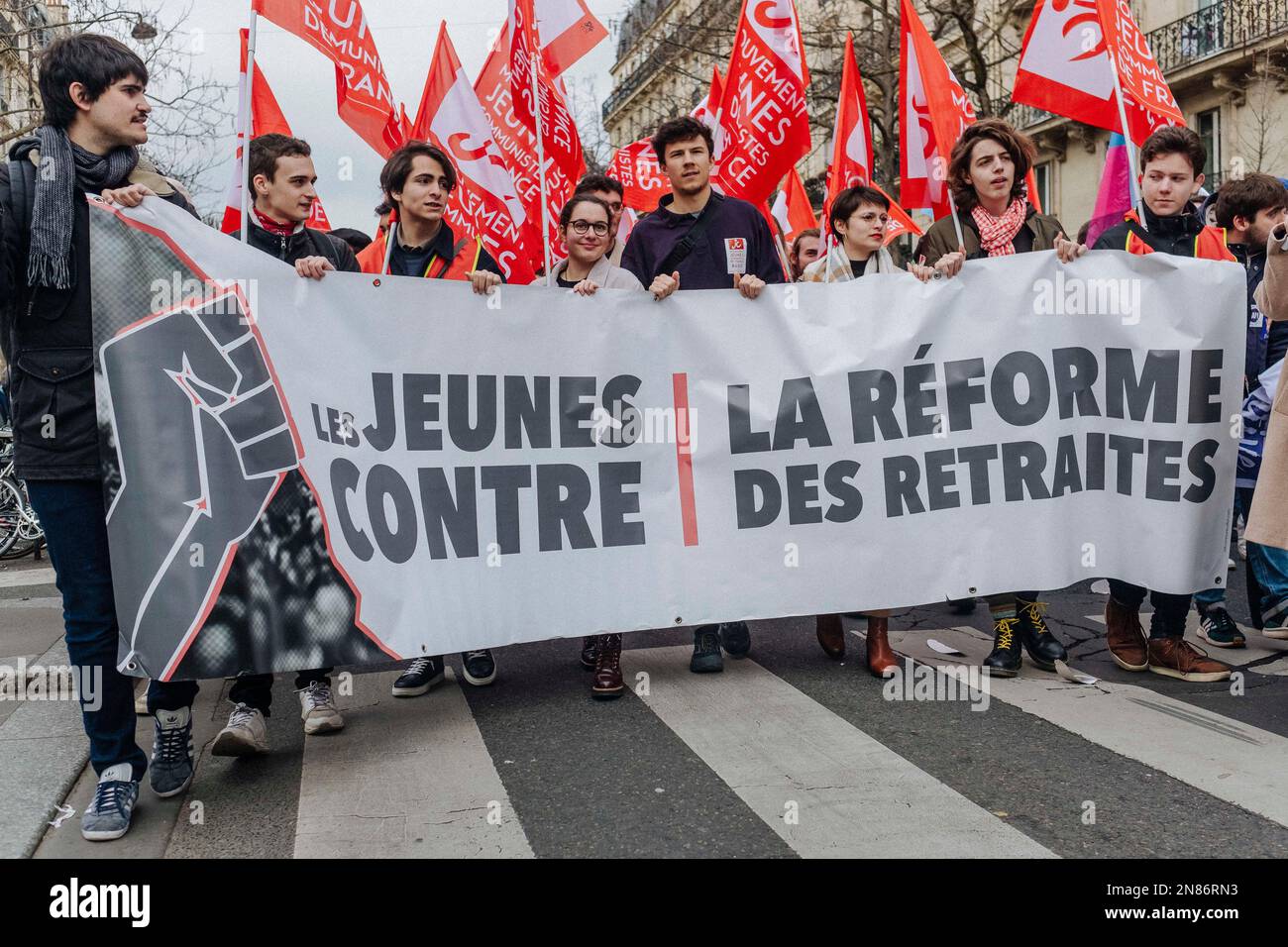 Parigi, Francia. 11th Feb, 2023. Jan Schmidt-Whitley/le Pictorium - dimostrazione contro la riforma delle pensioni a Parigi - 11/2/2023 - Francia / Parigi / Parigi - un banner dal titolo: I giovani contro la riforma delle pensioni. Portato da diversi giovani dimostranti. Decine di migliaia di persone si sono riunite a Parigi per manifestare contro il progetto di riforma delle pensioni avviato dal governo borne. Credit: LE PICTORIUM/Alamy Live News Foto Stock