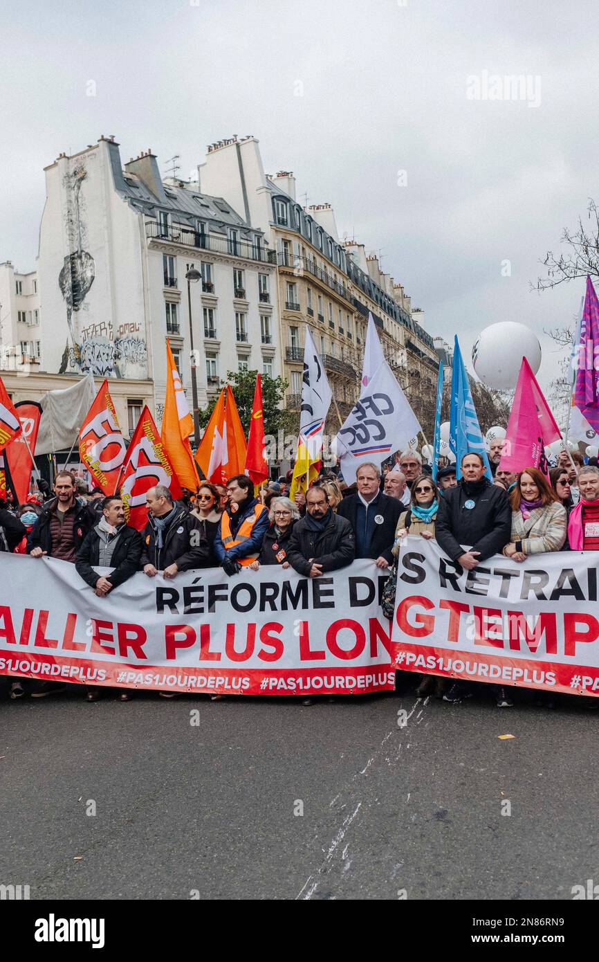 Parigi, Francia. 11th Feb, 2023. Jan Schmidt-Whitley/le Pictorium - dimostrazione contro la riforma delle pensioni a Parigi - 11/2/2023 - Francia / Parigi / Parigi - Philippe Martinez, segretario generale del CGT con Laurent Berger, segretario generale del CFDT a capo della manifestazione contro la riforma delle pensioni. Decine di migliaia di persone si sono riunite a Parigi per manifestare contro il progetto di riforma delle pensioni avviato dal governo borne. Credit: LE PICTORIUM/Alamy Live News Foto Stock