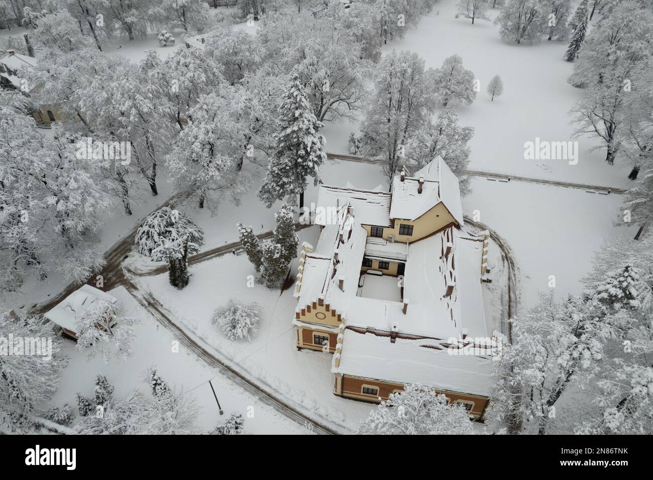 Vista aerea della scuola di musica nella città di Lancut durante l'inverno Foto Stock