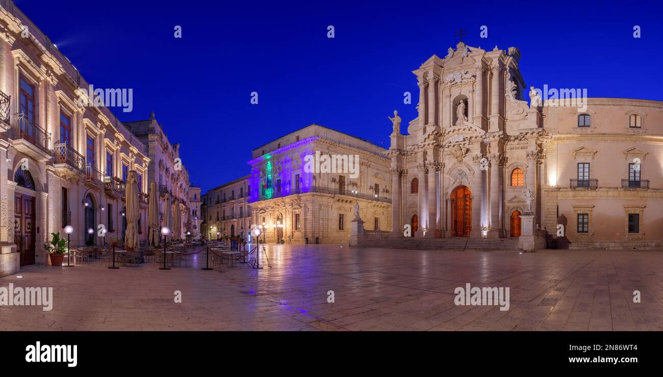 Cattedrale di Siracusa a Siracusa, Sicilia al crepuscolo. Foto Stock