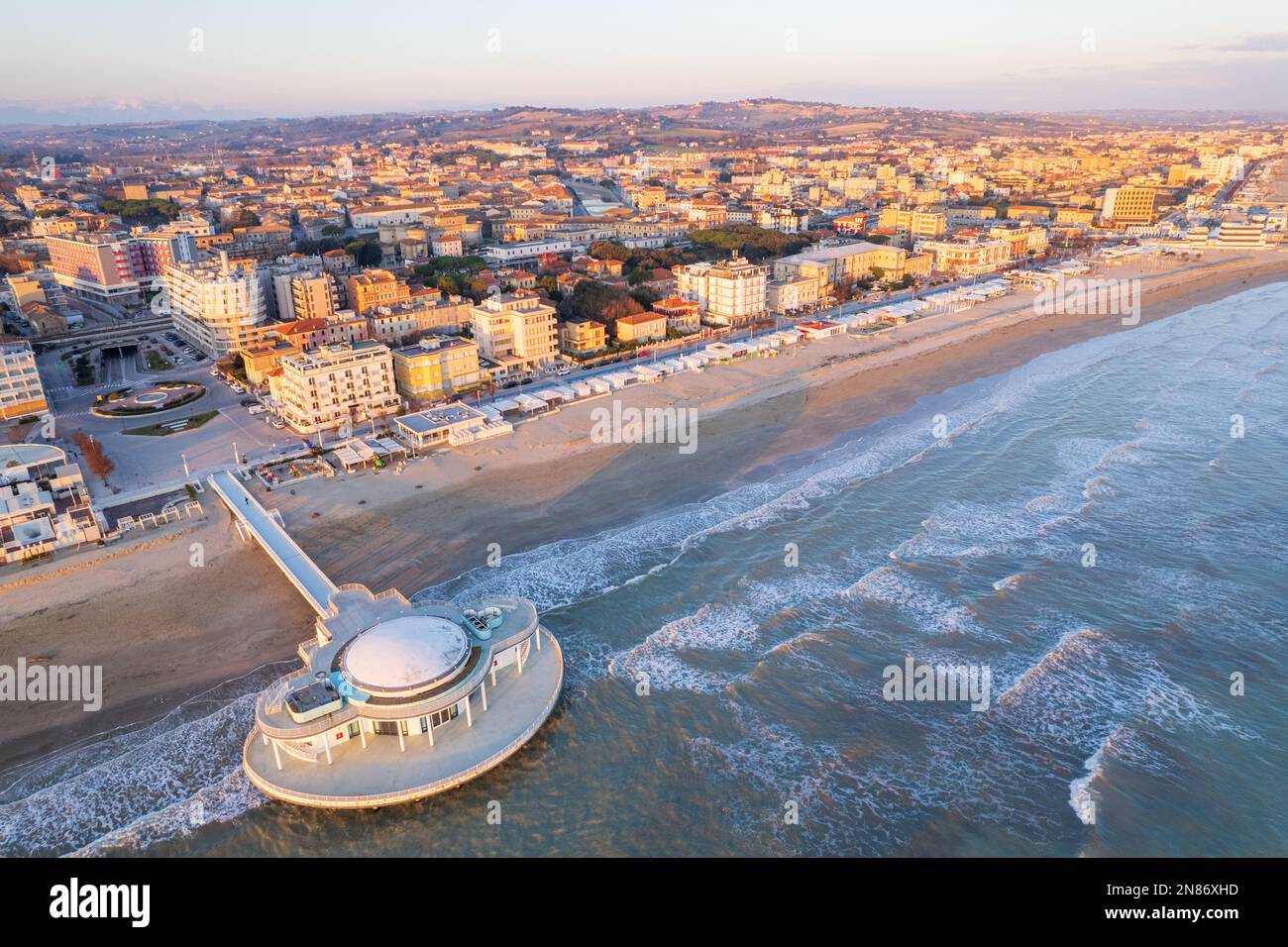 Veduta aerea della costa italiana della città di Senigallia Foto Stock