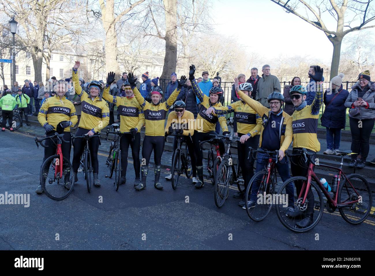 Edimburgo, Scozia, Regno Unito. 11th febbraio 2023. Doddie Weir Aid Foundation raccogliere fondi per la ricerca MND. I ciclisti si fermano a Charlotte Square pedalando lungo un percorso di 555 km in 3 giorni, partendo dal Principato Stadium Cardiff il giovedì mattina e terminando allo stadio Murrayfield Edinburgh oggi, consegnando la palla per l'attuale sei Nazioni tra Scozia e Galles. Credit: Craig Brown/Alamy Live News Foto Stock