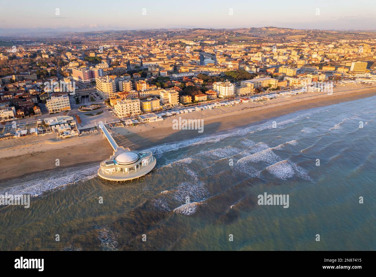 Veduta aerea della costa italiana della città di Senigallia Foto Stock