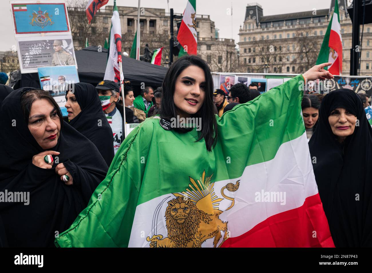 Londra, Regno Unito, febbraio 11th 2023. Una protesta a Trafalgar Square, Whitehall, Londra, per protestare contro la violenza in corso da parte del regime iraniano contro il proprio popolo e per sostenere la rivoluzione della libertà di vita delle donne in Iran. (Tennessee Jones - Alamy Live News) Foto Stock