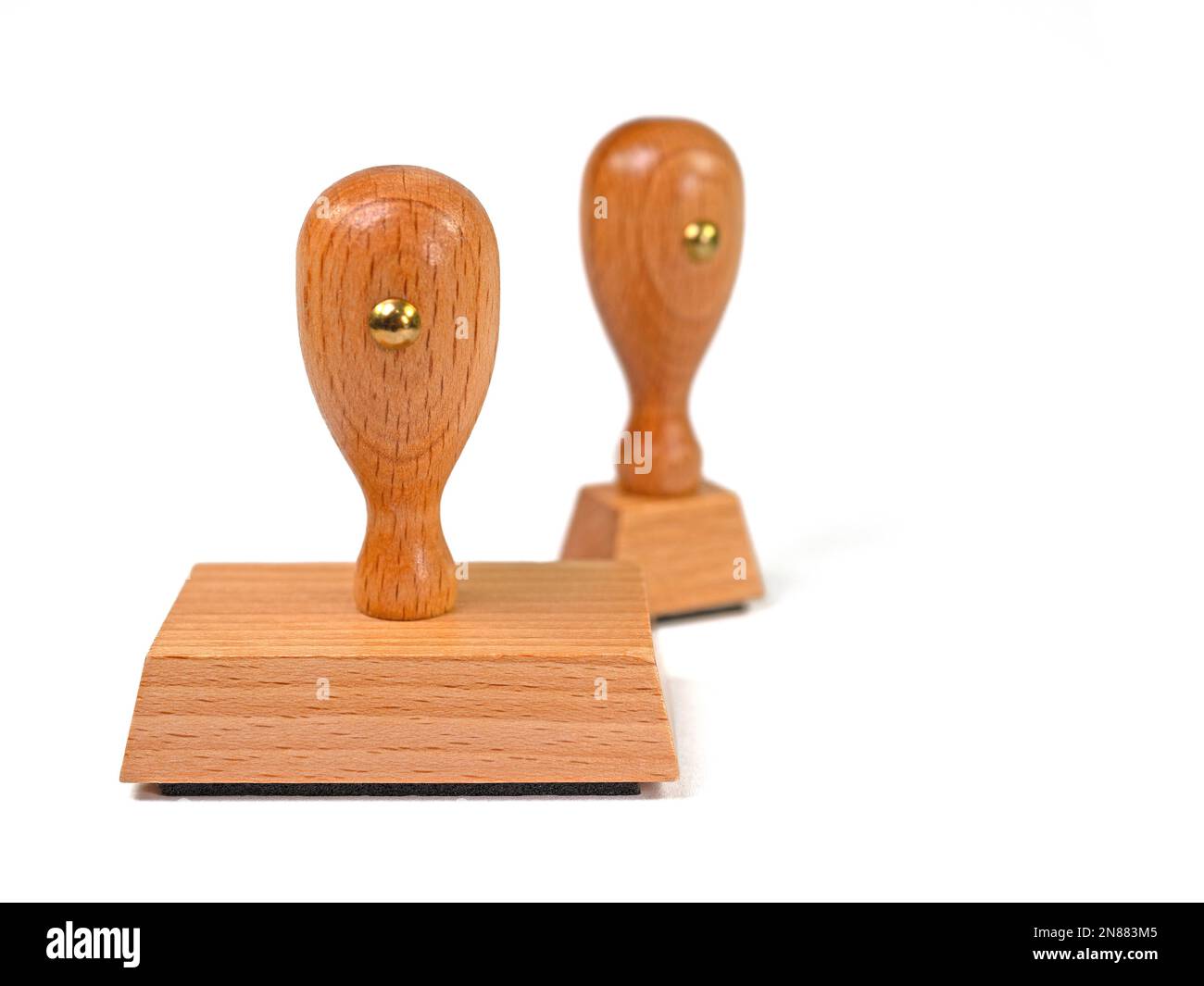 I timbri di legno contro uno sfondo bianco Foto Stock