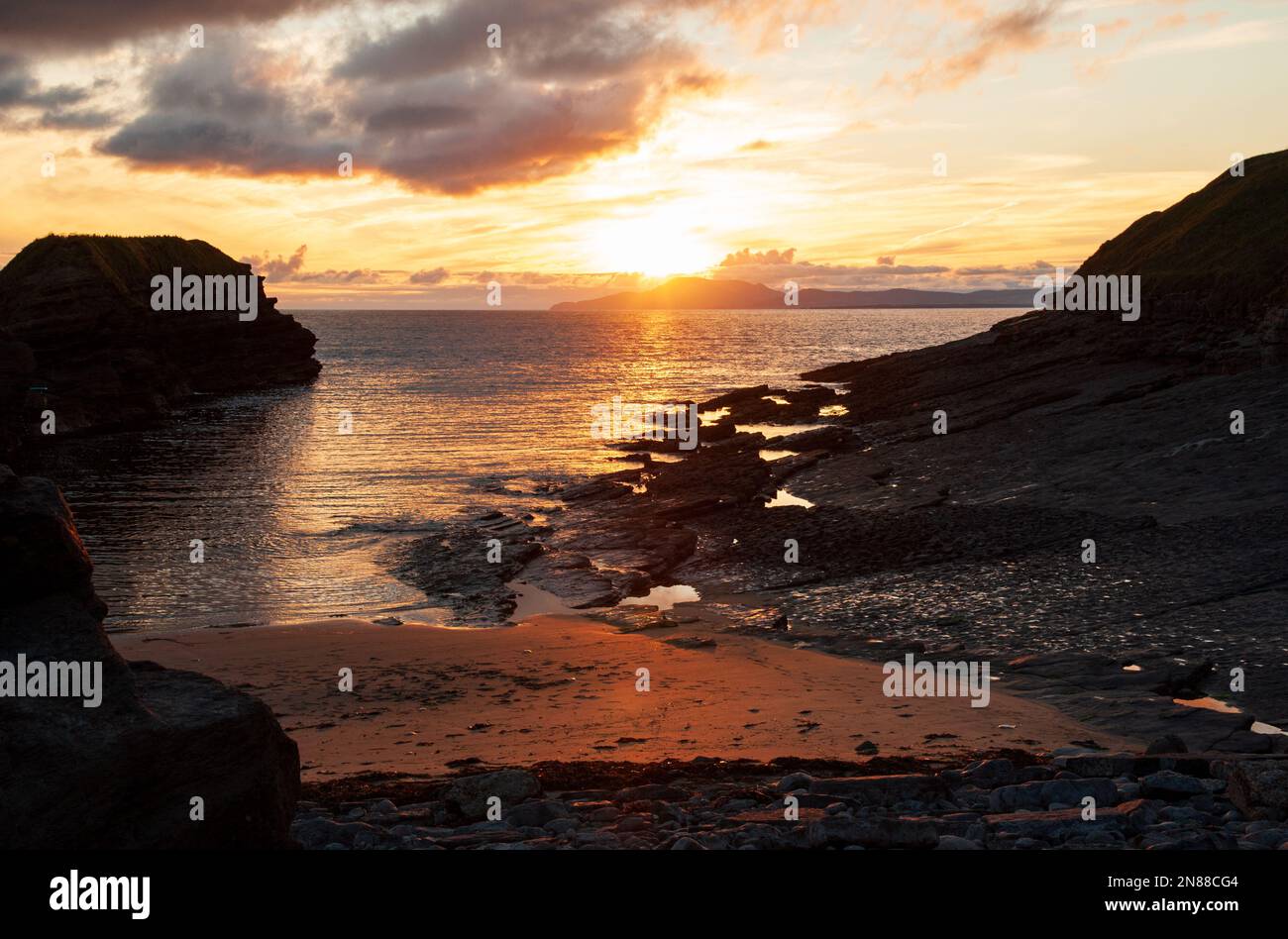 Spiaggia di sabbia al tramonto nella città di Bundoran, Co Donegal, Irlanda Foto Stock