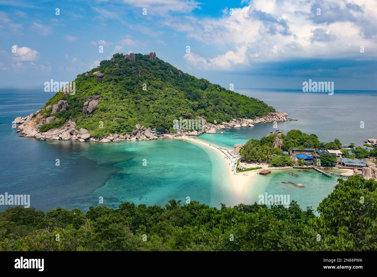 Bellissimo punto di vista di Koh Nang Yuan, con vista sull'isola collegata da una spiaggia e l'oceano turchese, Koh Tao, Thailandia. Foto Stock