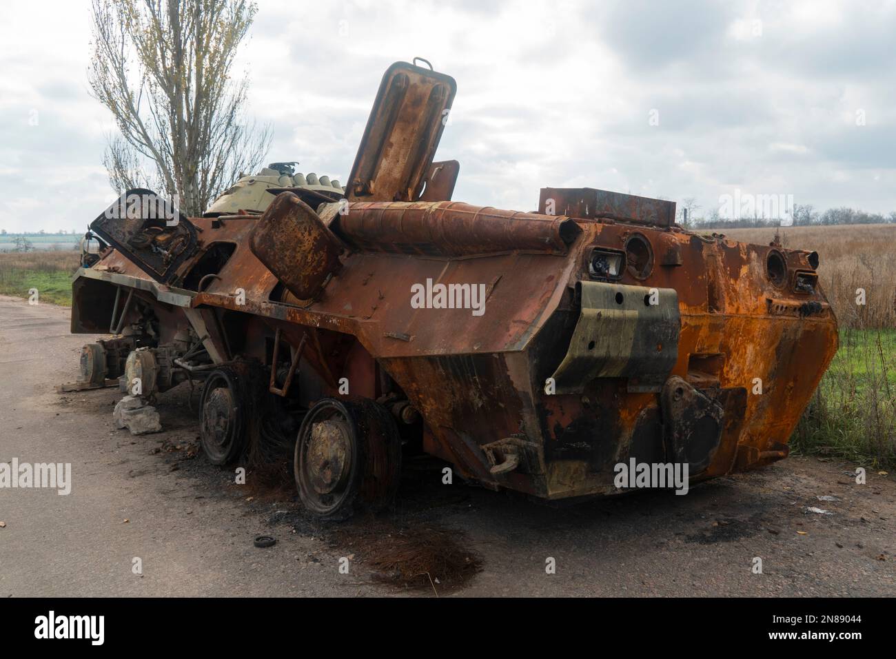 Campagna. Dopo la battaglia. Veicoli da combattimento bruciati distrutti si trova sul lato della strada. Guerra in Ucraina. Invasione russa dell'Ucraina Foto Stock
