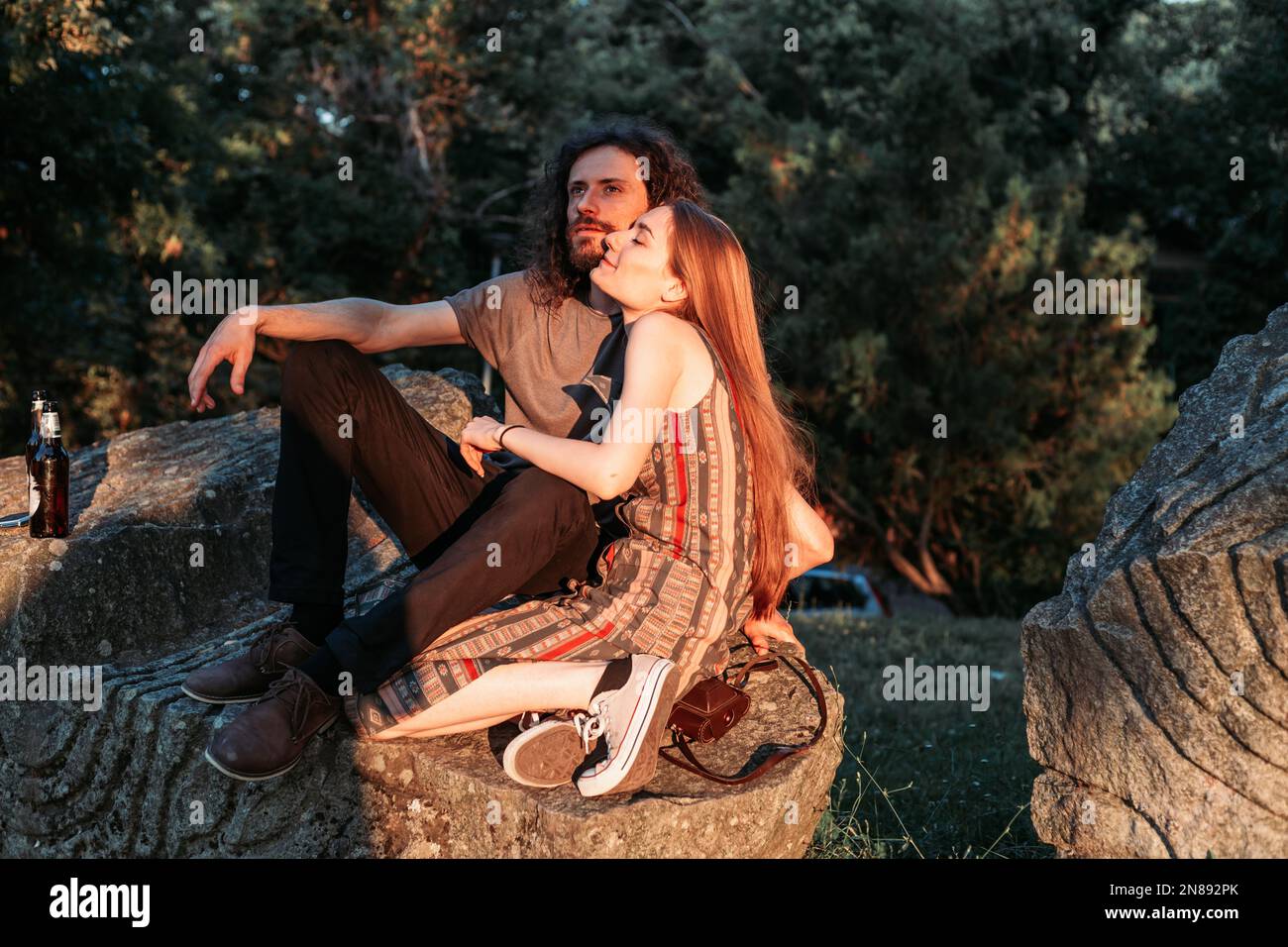 Hippster, coppia romantica godendo il sole nel parco. Foto Stock