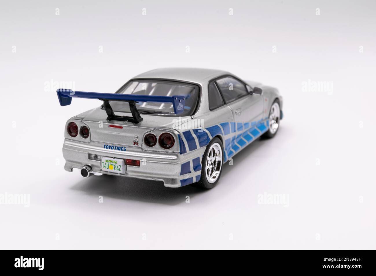 Auto FAST&Furious Nissan Skyline GT-R R34 1:43, vista posteriore, sfondo  bianco Foto stock - Alamy